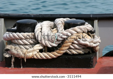 A rope tied off to the cleat on a boat