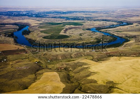 A horseshoe shaped curve in a large river from above