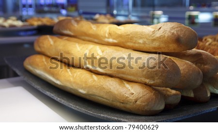 Long loaves of fresh baked french bread at a bakery