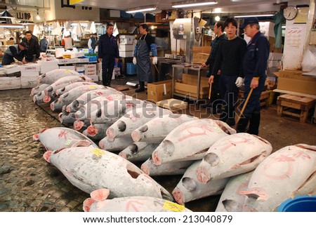 TOKYO - APRIL 6 : Fish sale at Tsukiji Market, the biggest wholesale market in Japan taken April 6, 2009 in Tokyo, Japan.