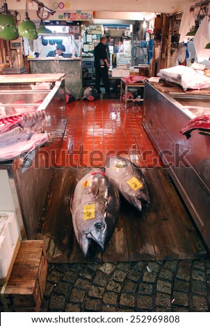 TOKYO, JAPAN - JULY 22 : Fish sale at Tsukiji Market, the biggest wholesale market in Japan taken July 22, 2008 in Tokyo, Japan.