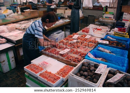 TOKYO, JAPAN - JULY 22 : Seafood sale at Tsukiji Market, the biggest wholesale market in Japan taken July 22, 2008 in Tokyo, Japan.