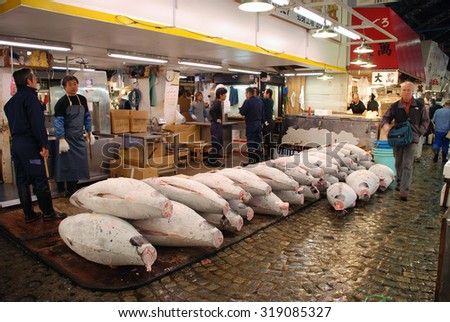 TOKYO - APRIL 6 : Tuna fish sale at Tsukiji Market, the biggest wholesale market in Japan taken April 6, 2009 in Tokyo, Japan.