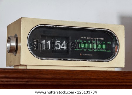 Vintage Radio And Flip Clock Machine