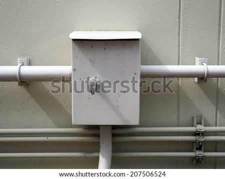 electrical junction box with galvanized conduit pipe connection