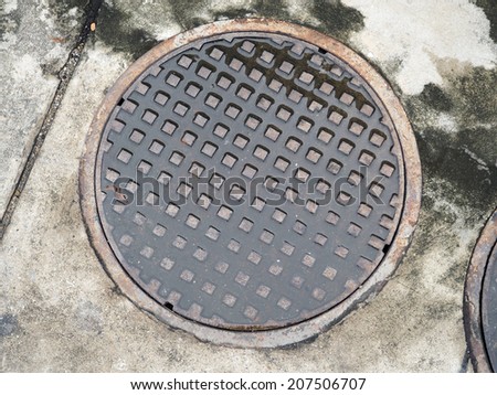 wet manhole cover plate