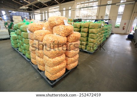 mix rice crackers in bag on pallet for factory