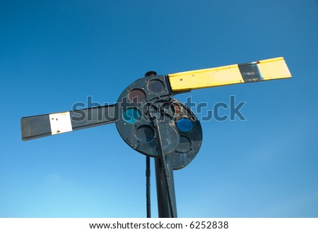 An old railroad stop and go signal, with two arms