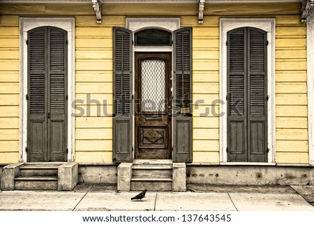 A pigeon walking past old architecture in the French Quarter in New Orleans