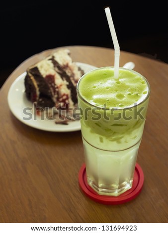 green apple juice and chocolate cake