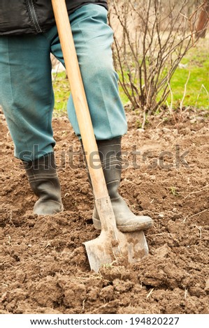 man with shovel in the photo