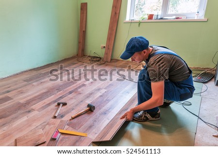worker (master) install the laminate floor