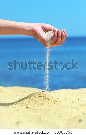 hand pour sand
