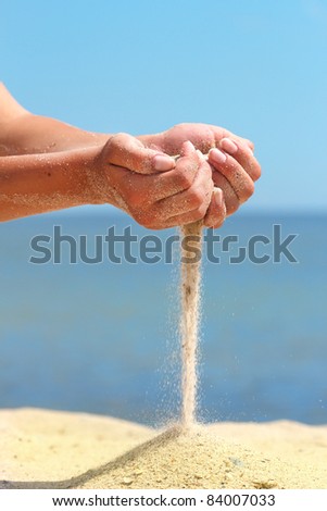 hand pour sand