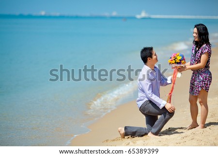 Pre wedding groom ask his girlfriend to marry me at the sea coast