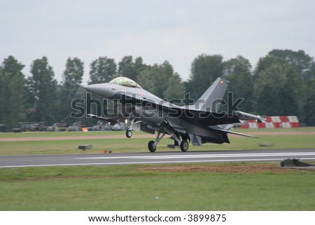 F16 Fighting Falcon landing