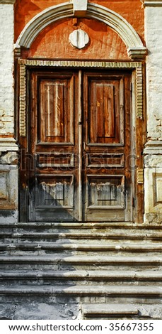 old wood door of an ancient building