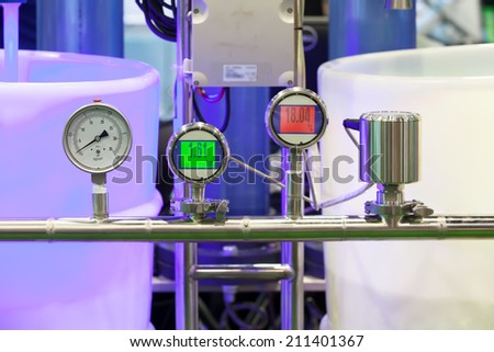Pressure Guage and Digital Pressure Guage in an industrial line