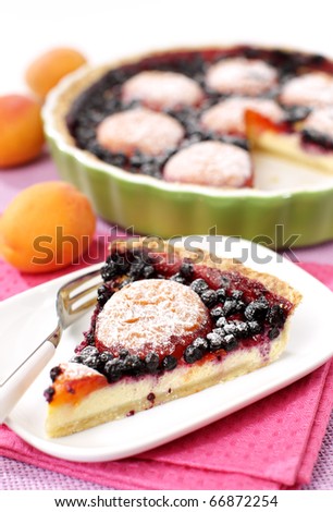 Delicious blackberry pie with apricot