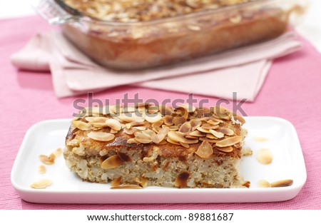 Delicious puffed rice pie with almonds