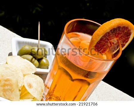 Long-drink with chips and green olives