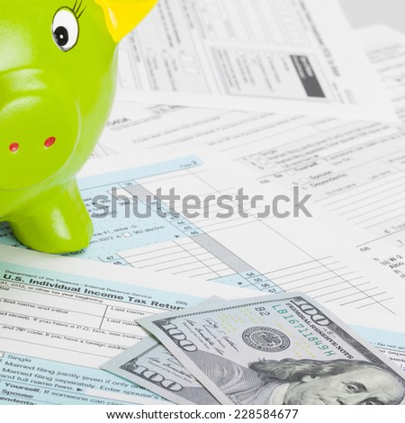 US Tax Form 1040 with green piggy bank