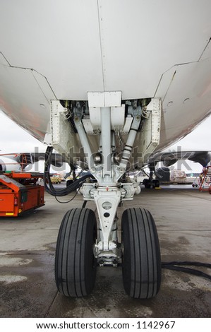 landing gears and wheels on jumbo-jet