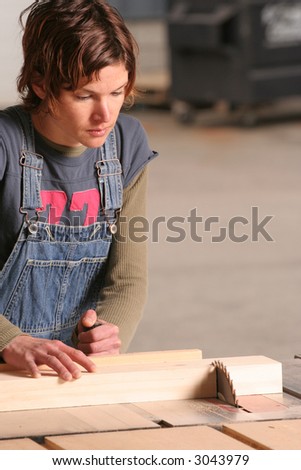 A cross cut being made on a table saw.