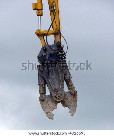 Giant demolition claw ready to grab on a demolition site