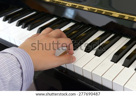 Left hand of a piano player