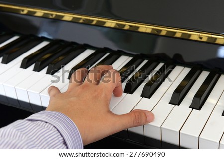 Left hand of a piano player