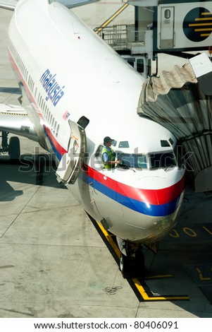 SEPANG, MALAYSIA-JUNE 25:Unidentified Malaysia Airlines (MAS) worker prepares the plane for the next flight on June 25, 2011 in Sepang, Malaysia. MAS net profit  for Q3 2010 is at RM233 million.