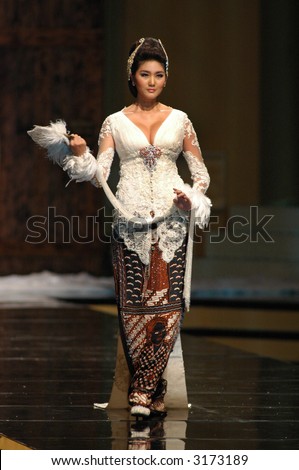 Modern Batik Kebaya Fashion Show By Anne Avantie Stock Photo 3173189