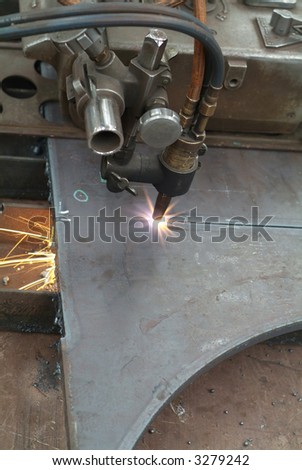 Automated cutting of a steel plate in an industrial workshop