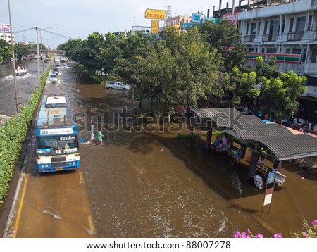BANGKOK - NOV 3 : People get out of bus with flooding in Bangkok suburbs on November 3, 2011 in Phetkasem Road, Bangkok, Thailand.