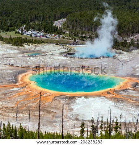 Yellowstone\'s grand prismatic spring