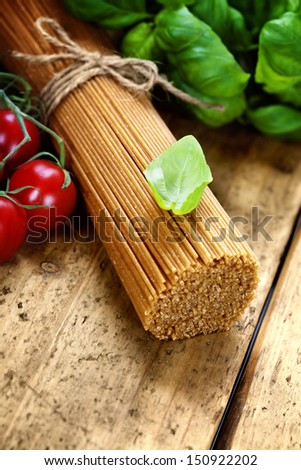 whole wheat spaghetti with basil and tomatoe