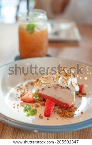 Ice cream strawberry cake with cookie