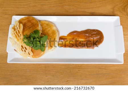 pancakes with caramel sauce