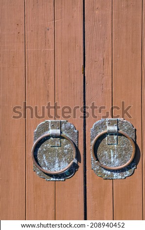 Circular vintage door handles on wood door