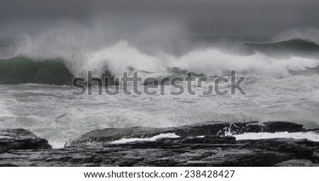 Big waves hitting the rock by the ocean