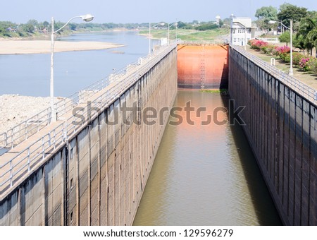 Water gate for transportation by boat of large dam.