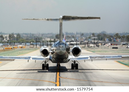 plane on taxiway at Los Angeles Airport