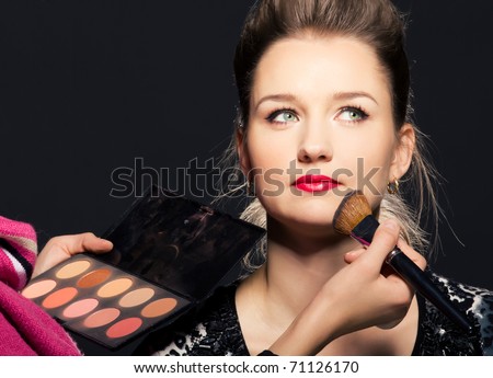 Lifestyle - Pagina 7 Stock-photo-charming-young-woman-applying-blusher-eyelid-71126170
