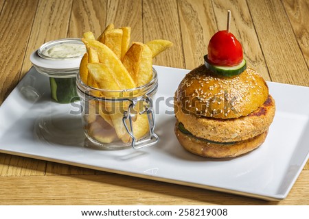 Salmon burger and potato chips
