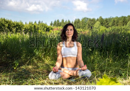 girl doing yoga outdoor with open eyes, ladscape