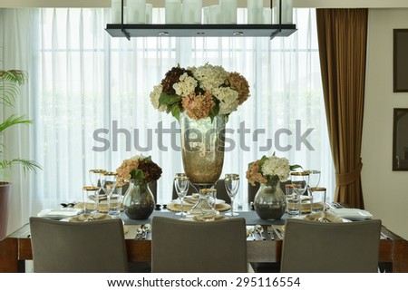 Beautiful flowers setting on elegance dining set up