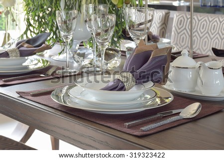 Classic elegance style dining set on wooden dining table