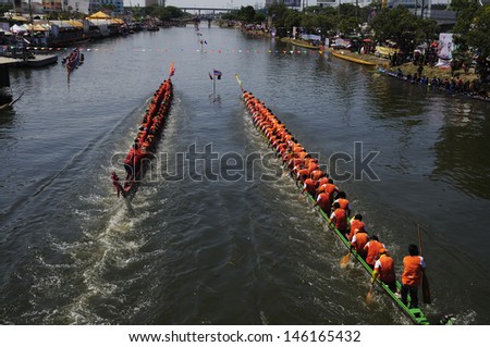 PRATUMTHANI, THAILAND - OCT 28: Top view of two rowing teams in full speed during Thai Long-tailed Boat Competition for Royal Championship Cup on October 28, 2012 in Rangsit, Prathumthani,Thailand.