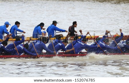 BANGKOK, THAILAND - AUG 25: Two rowing teams in full speed during Thai Long-tailed Boat Competition along Chaopraya river on August 25, 2013 at Rama 8 Bridge, Bangkok, Thailand.